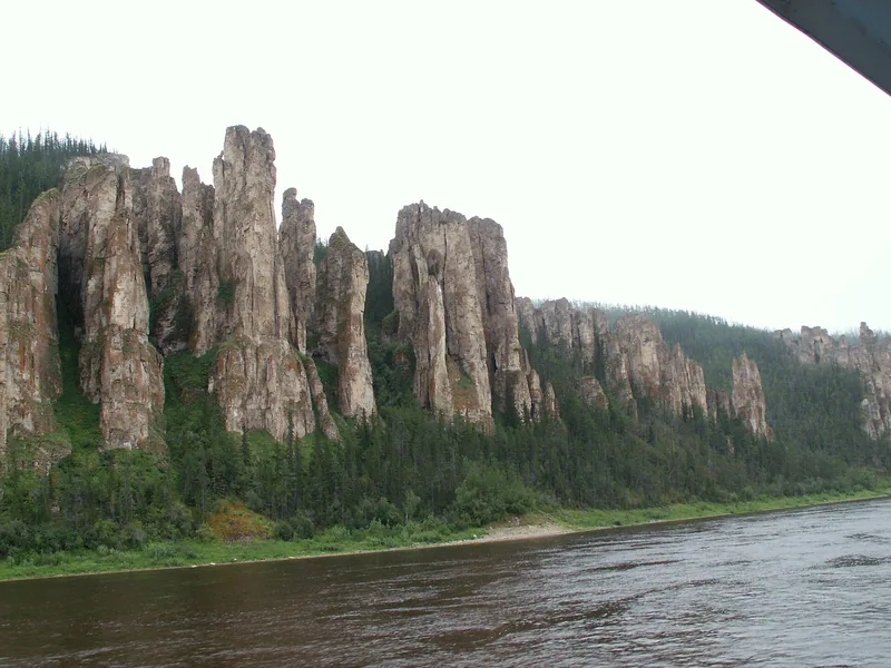 Ленские столбы над рекой Леной, Якутия, июль 2005 года