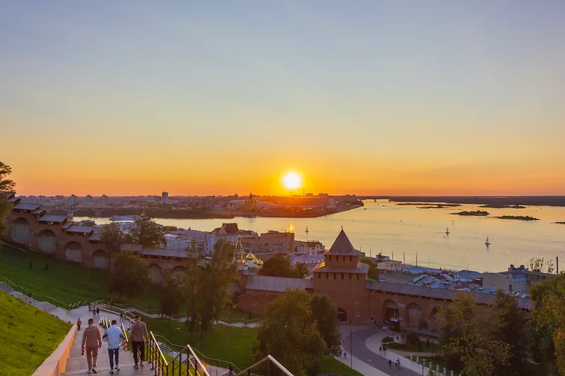 Закат над Стрелкой из Нижегородского кремля