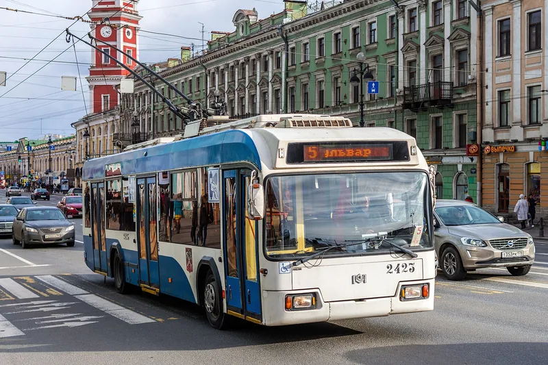 Троллейбус БКМ-321 на Невском проспекте, Санкт-Петербург, март 2016 года