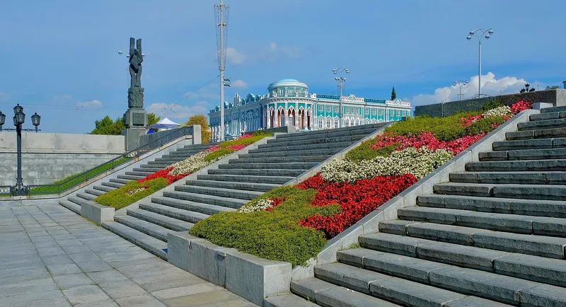 Плотина Городского пруда на реке Исеть, Екатеринбург, сентябрь 2023 года
